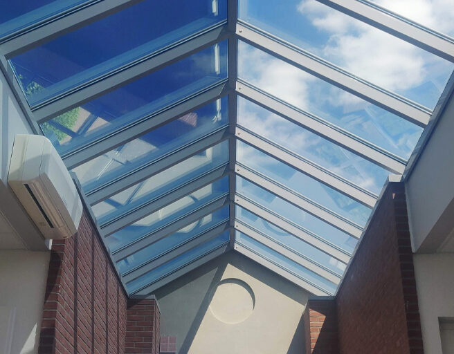 Lichtstraat met aangebrachte folie voor temperatuurbeheersing en lichtregulerin