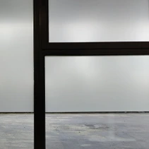 Matte raamfolie op glazen wand om inkijk te voorkomen in kantoor