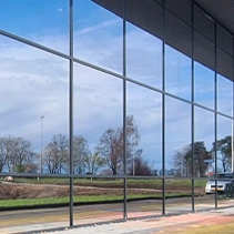 Reflecterende raamfolie toegepast op gevel voor zonwering en inkijkreductie