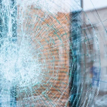 Beschermende raamfolie tegen breuk op glaswand in bedrijfsomgeving