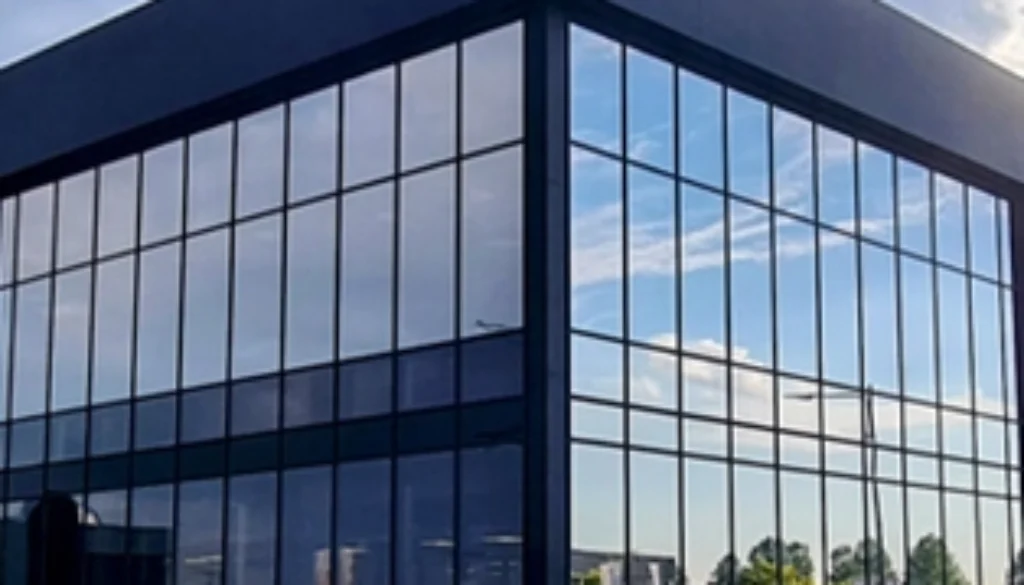 Moderne gevel van DSG voorzien van glasfolie, toegepast voor privacy en warmtereductie.