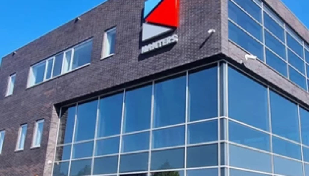 Reflecterende folie geplaatst op het bedrijfsgebouw van Division voor privacy en zonwering.