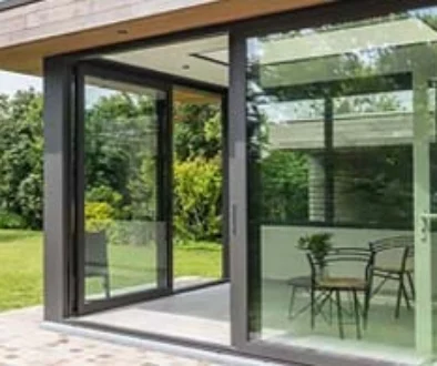 "Moderne aanbouw met grote schuifpui voorzien van nano-keramische raamfolie voor zonwering en isolatie"